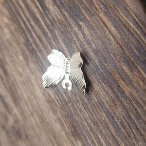 Butterfly kisses charm P108